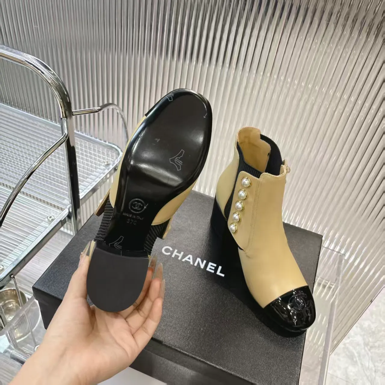 👟👟Ex-factory price 680👟👟 (top version) 𝗖𝗛𝗔𝗡𝗘𝗟𝟐5 years of Chanel𝐅𝐖Must-have for autumn and winter rhombus motorcycle boots Martin boots Xiaoxiangjia's super classic motorcycle boots sweet and cool shape can easily increase the height of the foot and elongate the legs. It is fashionable and fashionable with pearls One-to-one reproduction of the original 👟Material: First-layer cowhide ▪️Heel height: 6.5𝐜𝐦 ▪️Lining: sheepskin ▫️𝐒𝐢𝐳𝐞:𝟑𝟓-𝟒𝟏𝐌(𝟒𝟎, 𝟒𝟏 customization is not returnable) ▪️Sole: original 1:1 molded leather outsole ▫️Color: black, white, apricot (three colors included) ▪️Combined with original full set of packaging📦